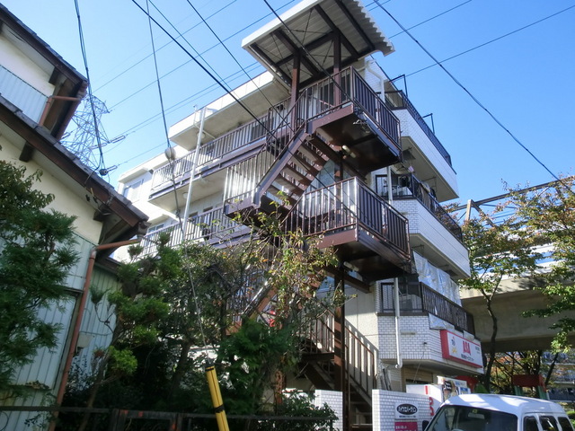 建物外観　周りに高い建物がありません。