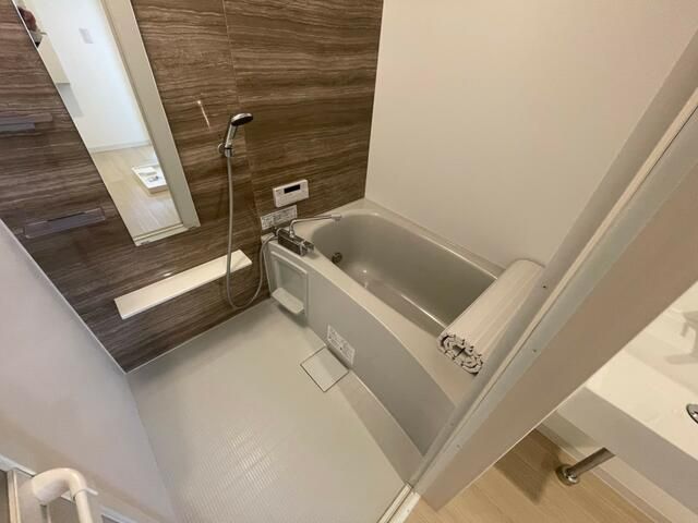 バス・シャワールーム　落ち着いた空間のお風呂です