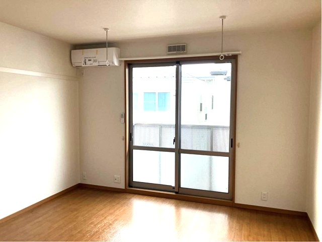 居室・リビング　南西向き洋室8.3帖☆バルコニーに繋がるお部屋です！エアコン