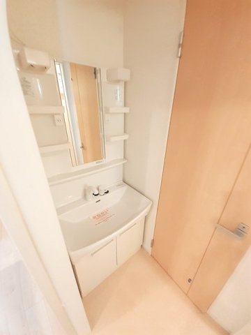 洗面設備　ゆったりとスペースのある洗面所