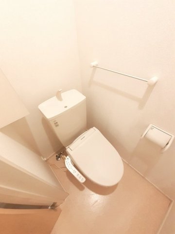 トイレ　落ち着いた色調のトイレです