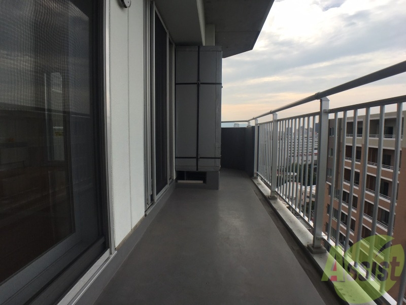 バルコニー　バルコニーは幅があり、広い印象を受けました。