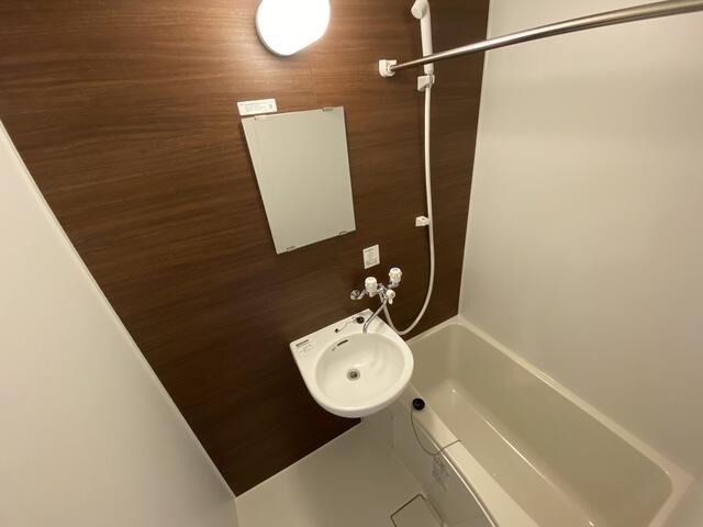 バス・シャワールーム　コンパクトで使いやすいお風呂です