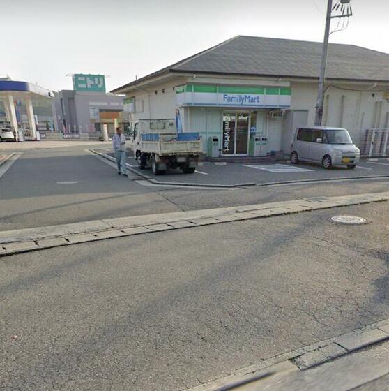 コンビニ　ファミリーマート三木インター店（コンビニ）まで546m