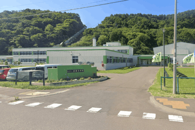 小学校　積丹町立美国小学校（小学校）まで896m