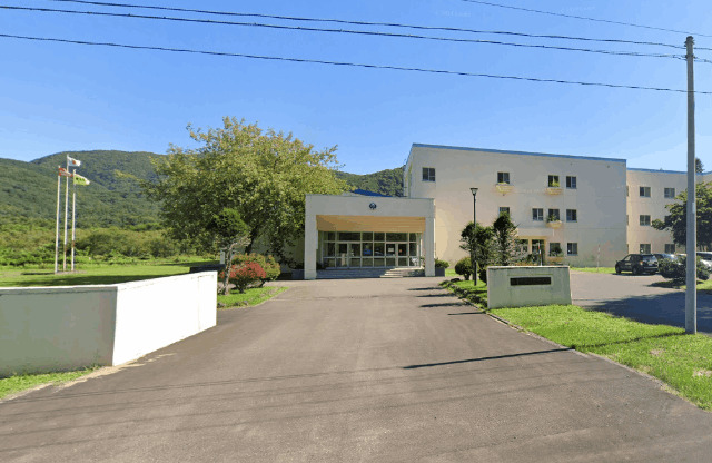 中学校　積丹町立美国中学校（中学校）まで882m