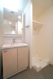 洗面設備　ゆったりとスペースのある洗面所