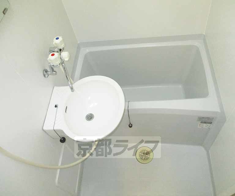 バス・シャワールーム　ＩＨコンロ付きのキッチンです。