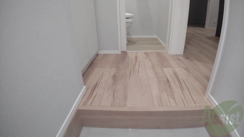 玄関　玄関から撮影しました。敷居が高くなくて安心ですね。