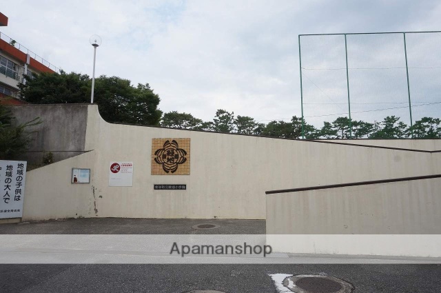 小学校　豊中市立小学校緑地小学校（小学校）まで979m