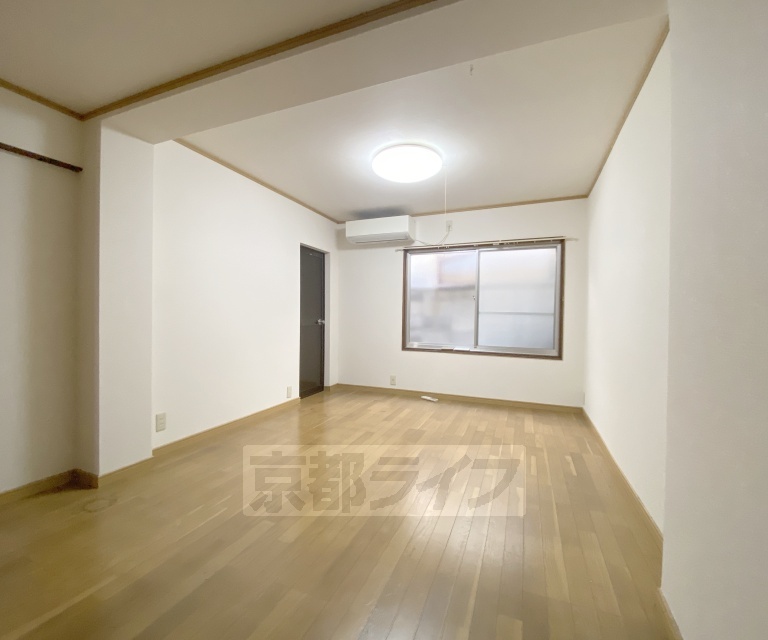 居室・リビング　落ち着いた雰囲気のお部屋です