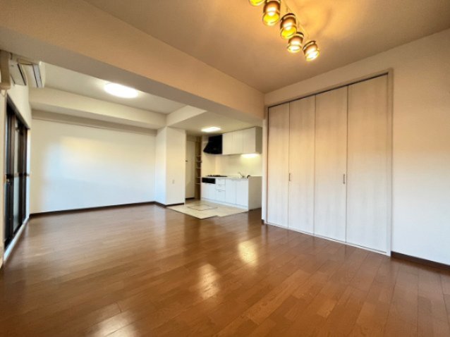 居室・リビング　別号室の写真です。ご参考までに