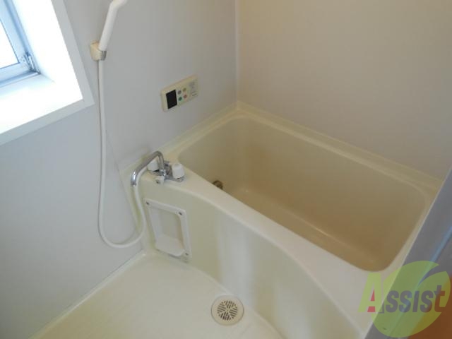 バス・シャワールーム　窓が付いているので換気も十分ですね。デザインも明るくお洒落～