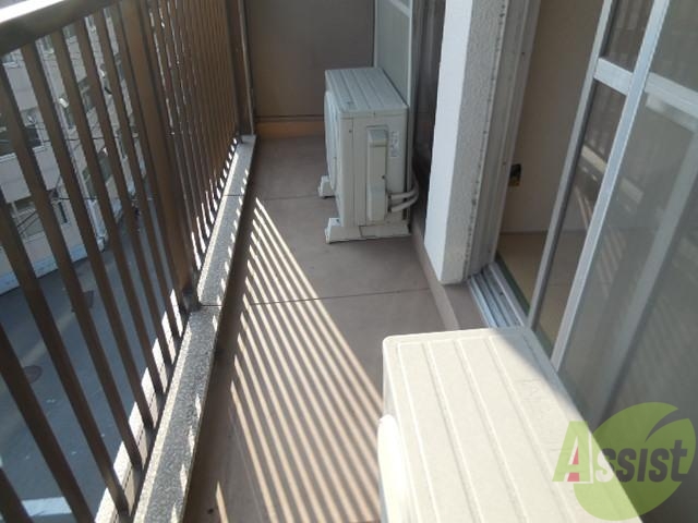 バルコニー　一週間分の洗濯も干せちゃいます。一服もできますよ。