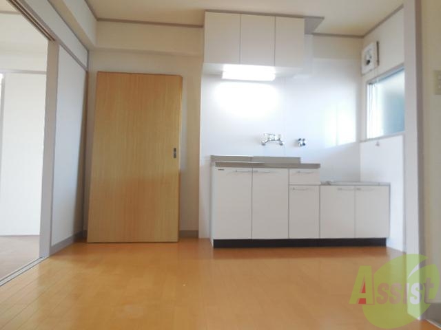 居室・リビング　フローリングの色がいいでしょ。ピカピカしています。