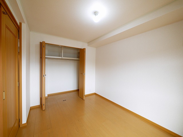 その他部屋・スペース　落ち着いた色調の寝室です