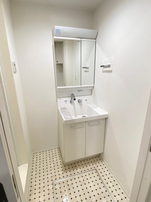 洗面設備　ゆったりとスペースのある洗面所