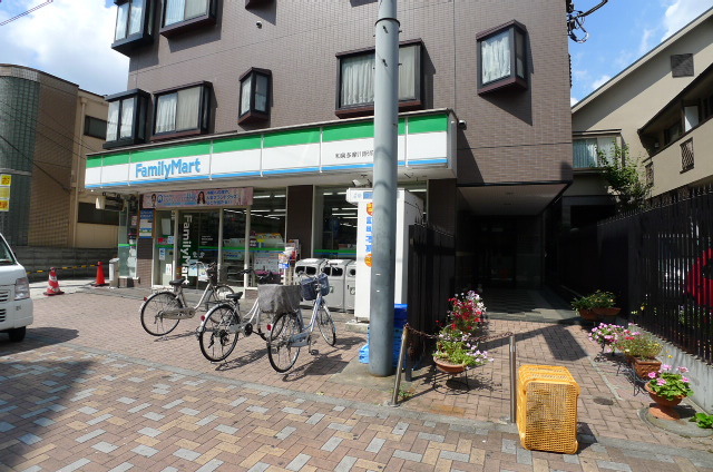 コンビニ　ファミリーマート和泉多摩川駅前店（コンビニ）まで195m