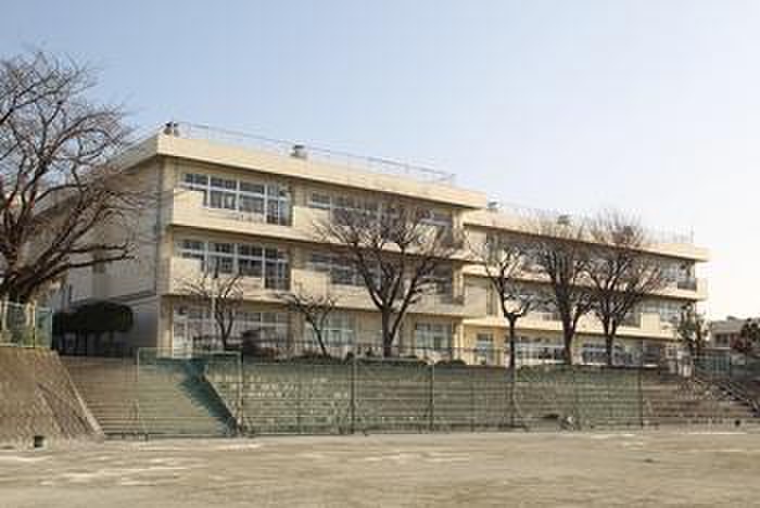 中学校　横浜市立名瀬中学校（中学校）まで941m