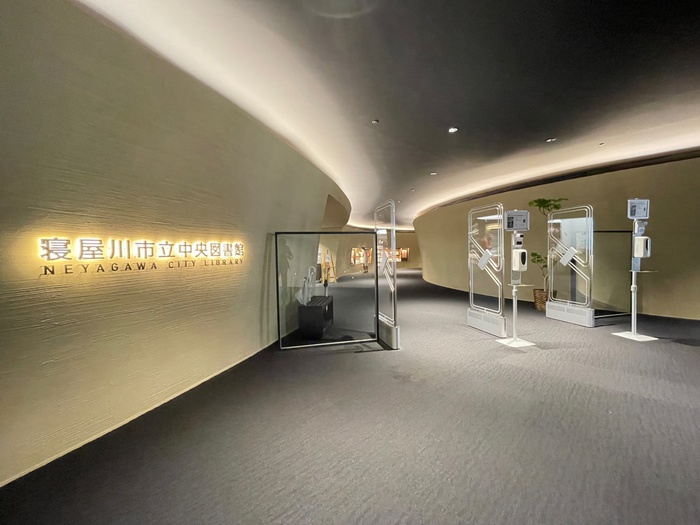 図書館　寝屋川市立中央図書館（図書館）まで800m