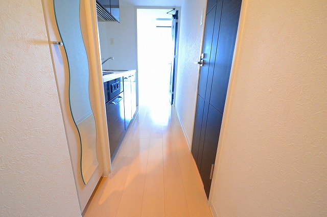 玄関　玄関まわりもスタイリッシュです＊号室・階数によって色味違いま