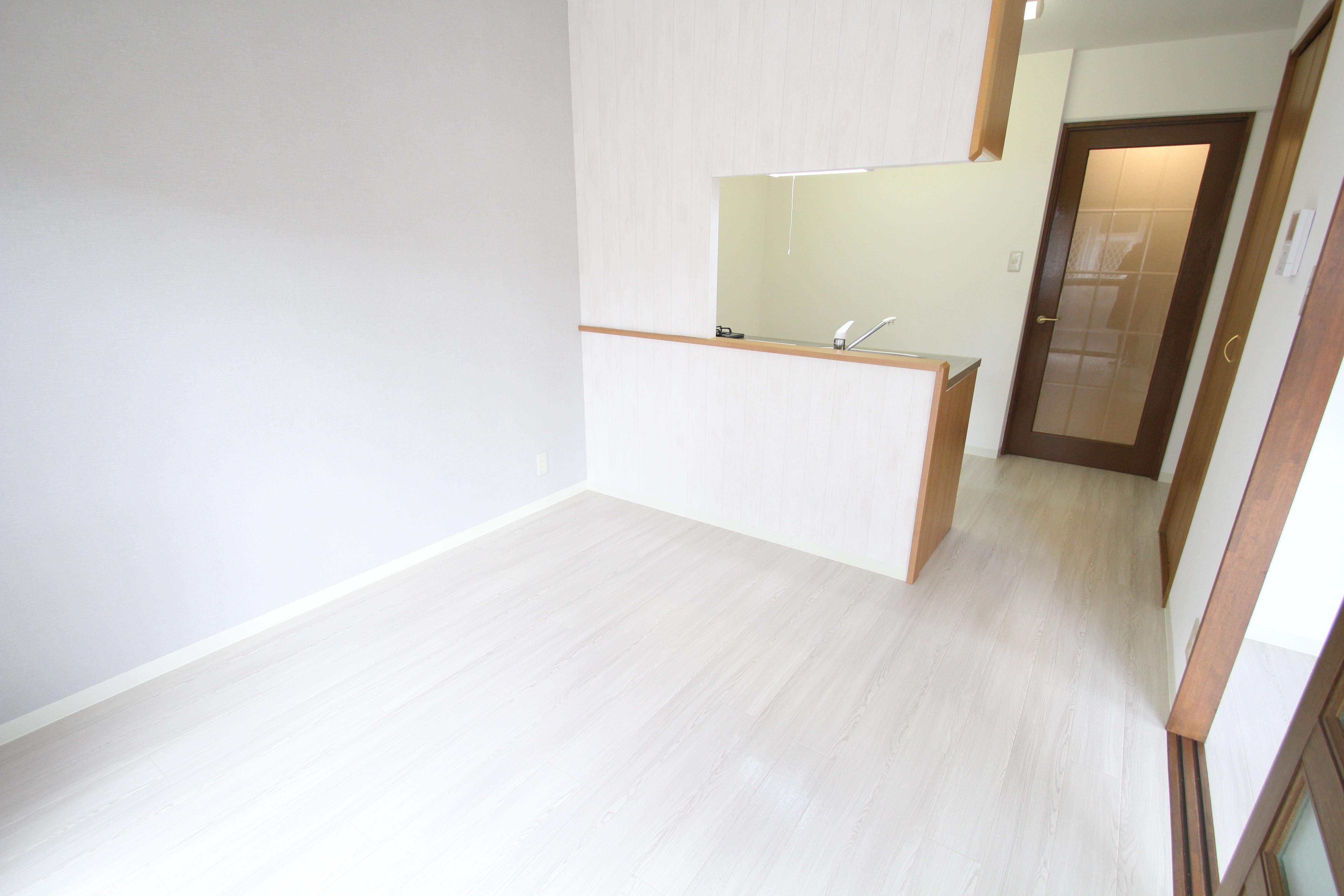 居室・リビング　グレーの壁紙がおしゃれな9帖のリビングです。