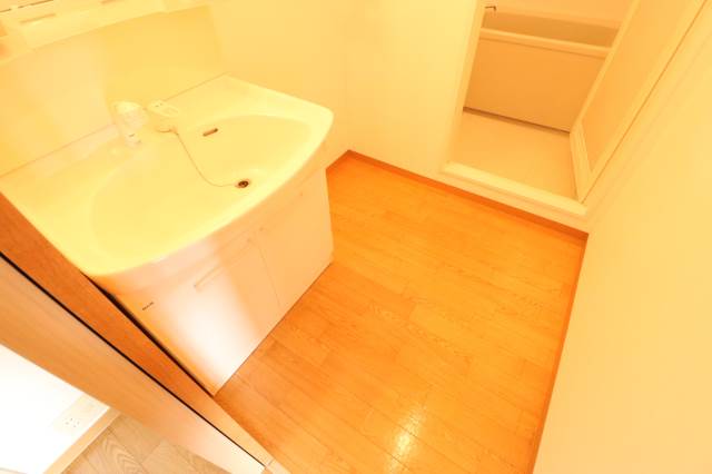 洗面設備　広々脱衣所スペース♪