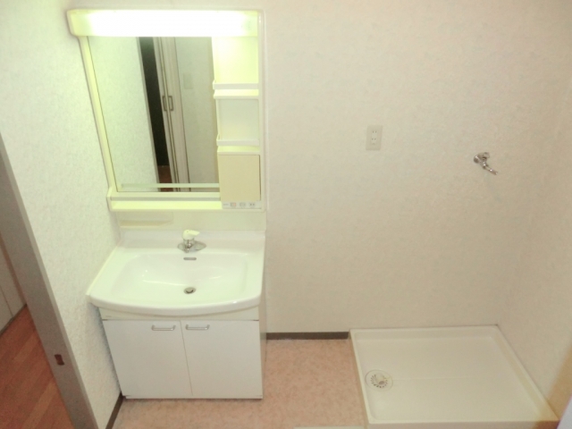 洗面設備　洗面所内に室内洗濯機置き場がついてます！