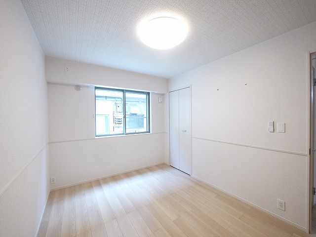 その他部屋・スペース　広くて明るい寝室