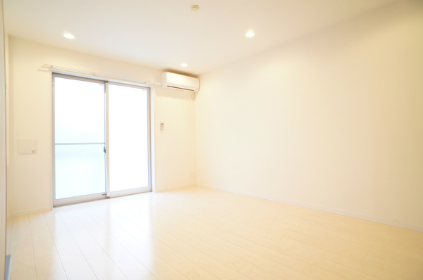 居室・リビング　清潔感のあるフローリングのお部屋です