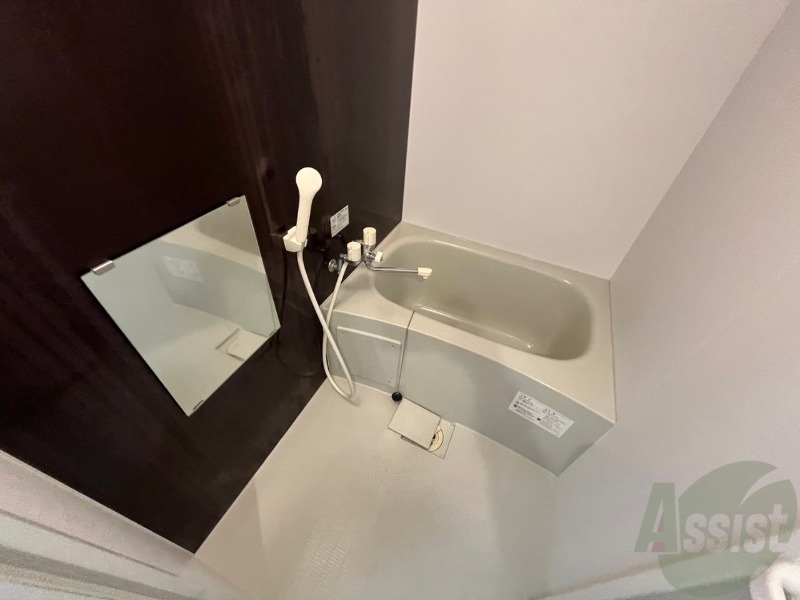 バス・シャワールーム　広々したお風呂で快適にくつろげそうです。