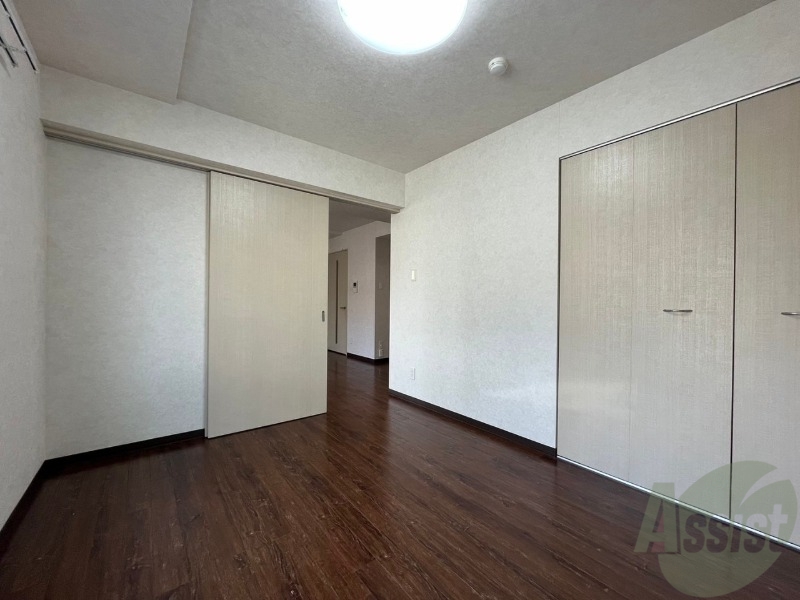 その他部屋・スペース　寝室はこちらです。光が差し込む、温かみのあるお部屋です。