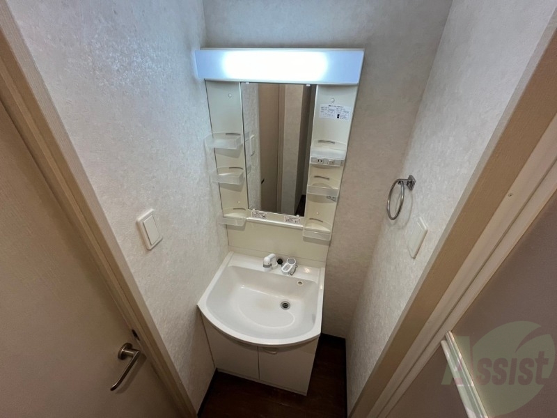 洗面設備　大きくて使いやすそうな独立洗面台になっています。