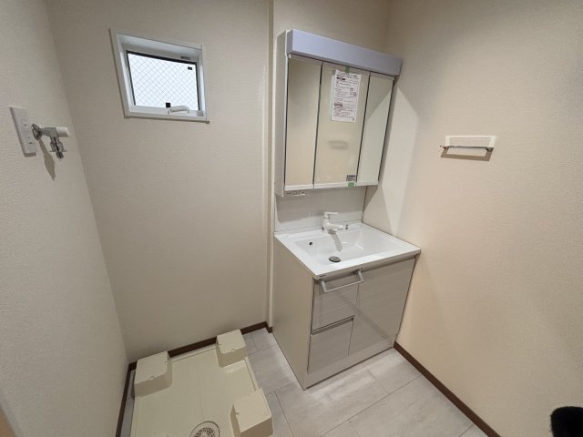 洗面設備　明るい洗面所です