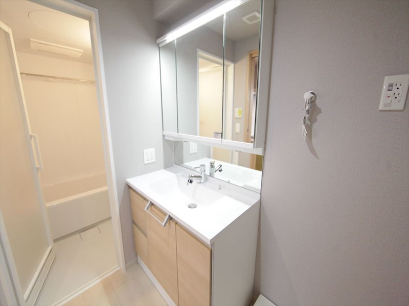 洗面設備　脱衣所　独立洗面台（シャンプードレッサー付）収納スペース有