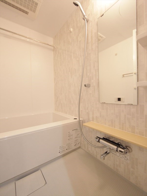 バス・シャワールーム　浴室暖房乾燥機付　追い焚き・オートバス機能付お風呂