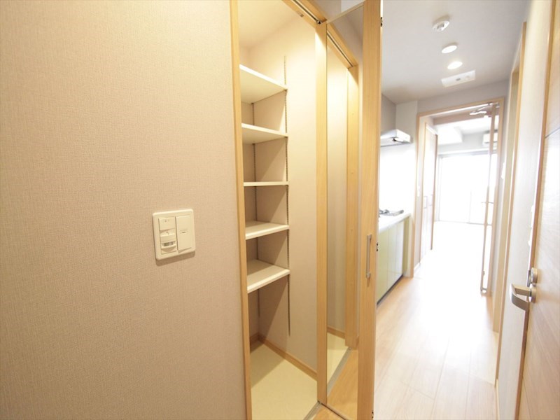 玄関　玄関　シューズボックス　姿見鏡付き（収納充実してます）