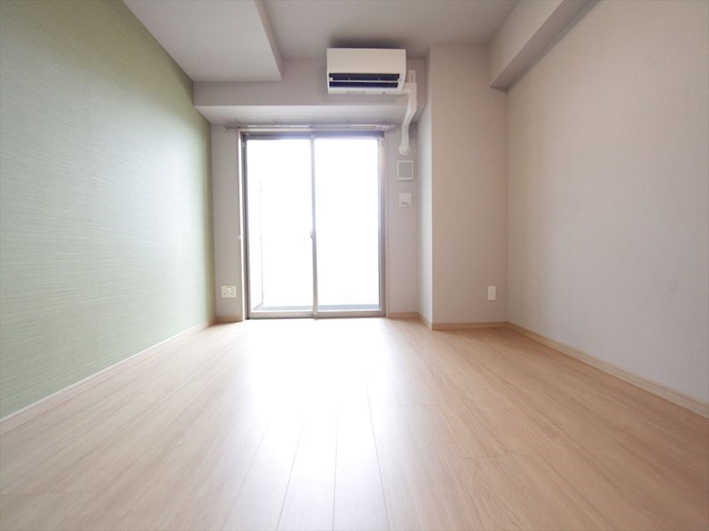 バルコニー　洋室8.9帖　エアコン完備　クローゼット付　バルコニー