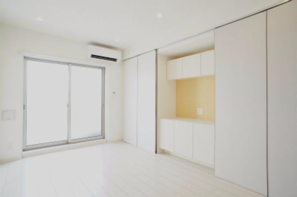 居室・リビング　清潔感あるホワイトフローリング