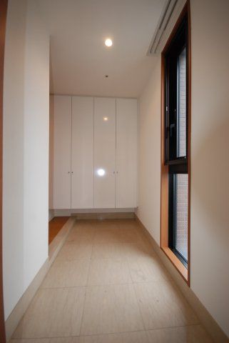 玄関　写真は同タイプ住居です