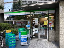 コンビニ　ファミリーマート新宿アイタウン店（コンビニ）まで235m