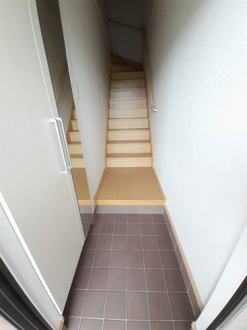 玄関　【グランツオーヴェルII】毎日通る玄関はこちらです