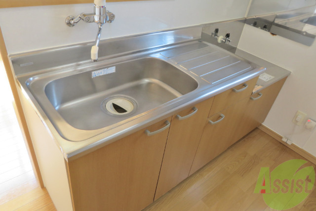 キッチン　キッチンは広く調理スペースも十分あるのが嬉しいポイントです。