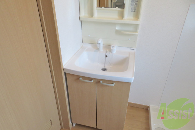 洗面設備　洗面台は独立洗面台です。朝の身支度もバッチリですね。