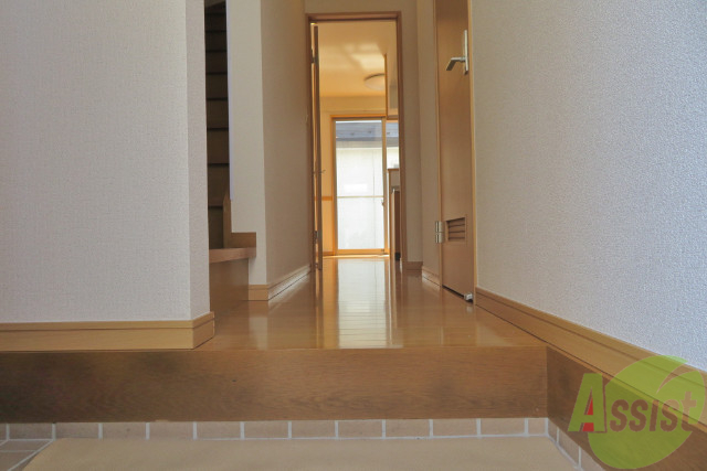 玄関　玄関入ると左に階段があります。ＬＤＫまでは一直線です。