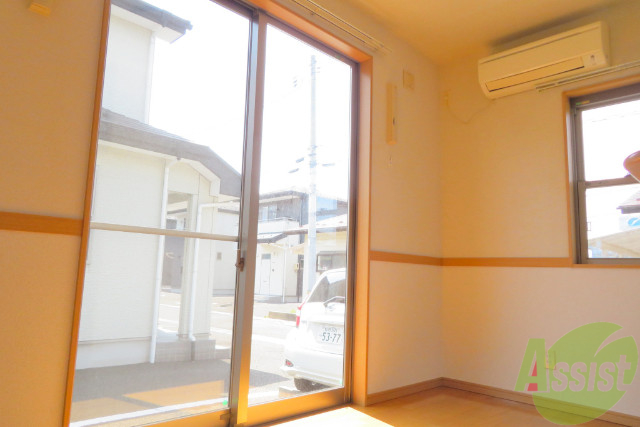 居室・リビング　南向きなので陽当たりも良く明るい印象のリビングです。