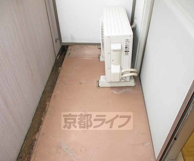 バルコニー　洗濯機を置くスペースです。