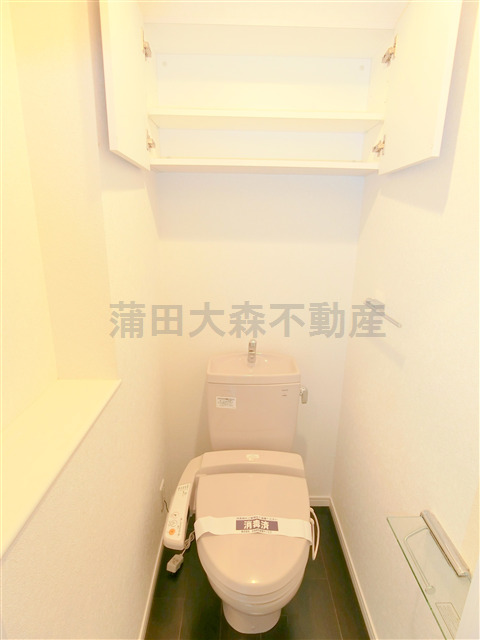 トイレ　棚収納と温水暖房便座付きトイレ