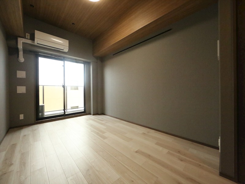 居室・リビング　洋室7.7帖　クローゼット付　エアコン完備　バルコニー