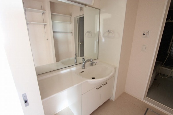 洗面設備　独立洗面台で朝の準備も快適です♪